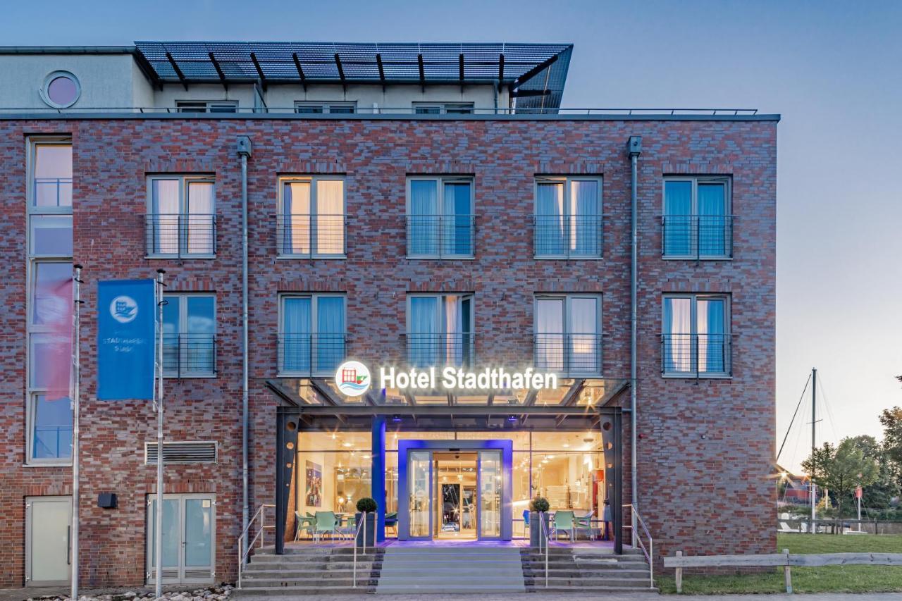 Hotel Stadthafen Stade Bagian luar foto